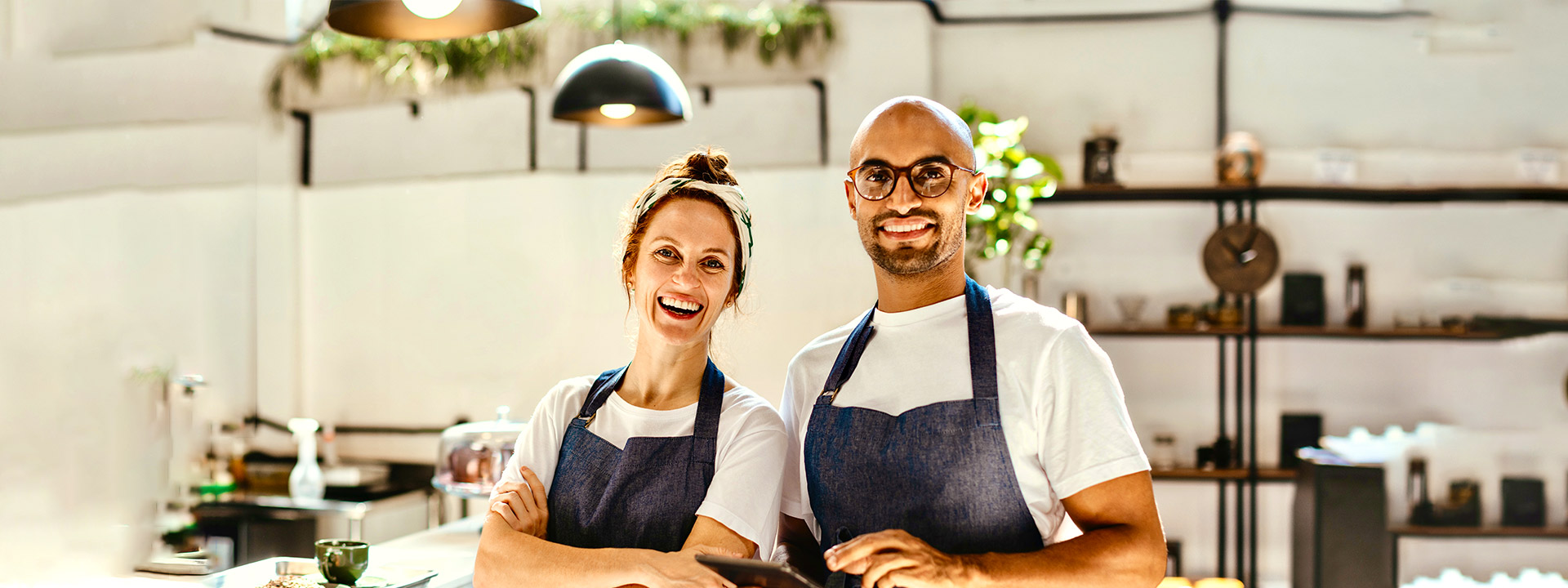 Hombre y Mujer con delantales en la cocina