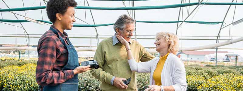 Pareja comprando en un vivero