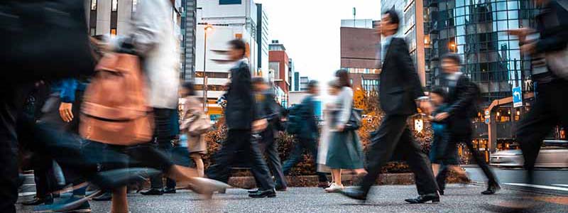 Grupo de personas cruzando la calle
