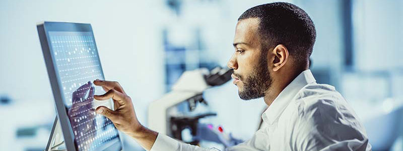 Hombre utilizando una computadora