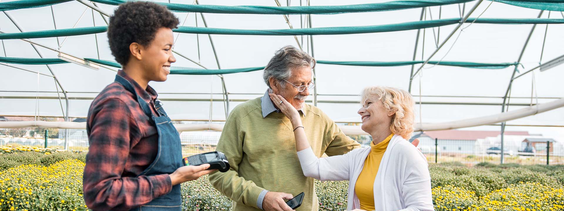 Pareja comprando en un vivero