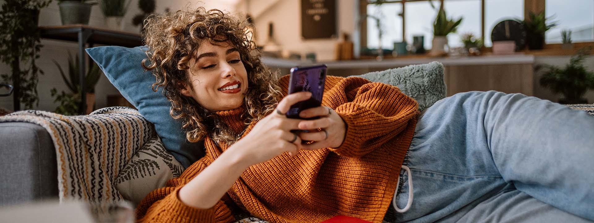 Mujer generación z utilizando su teléfono 