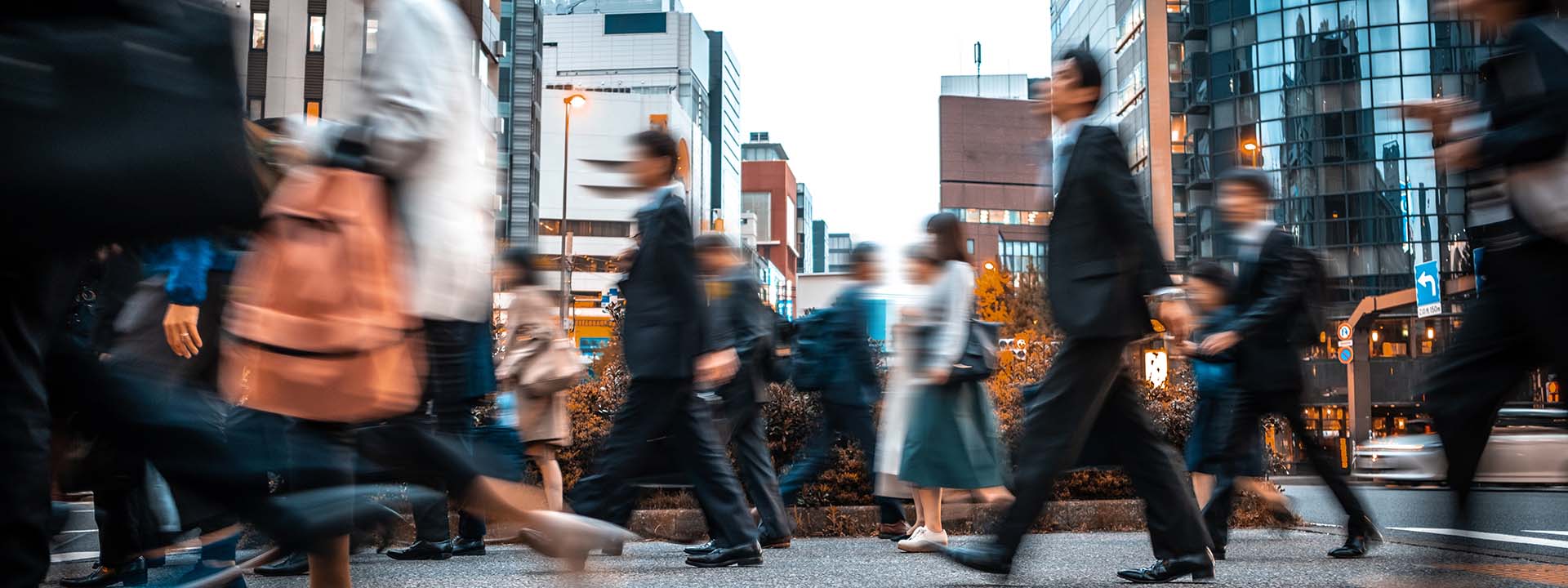 Grupo de personas cruzando la calle
