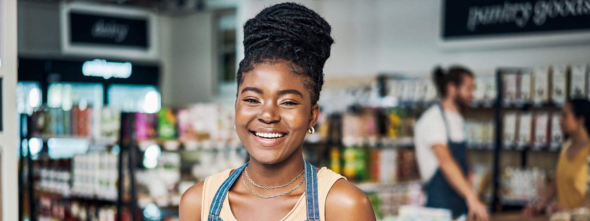 Mujer sonriente trabajando en una tienda